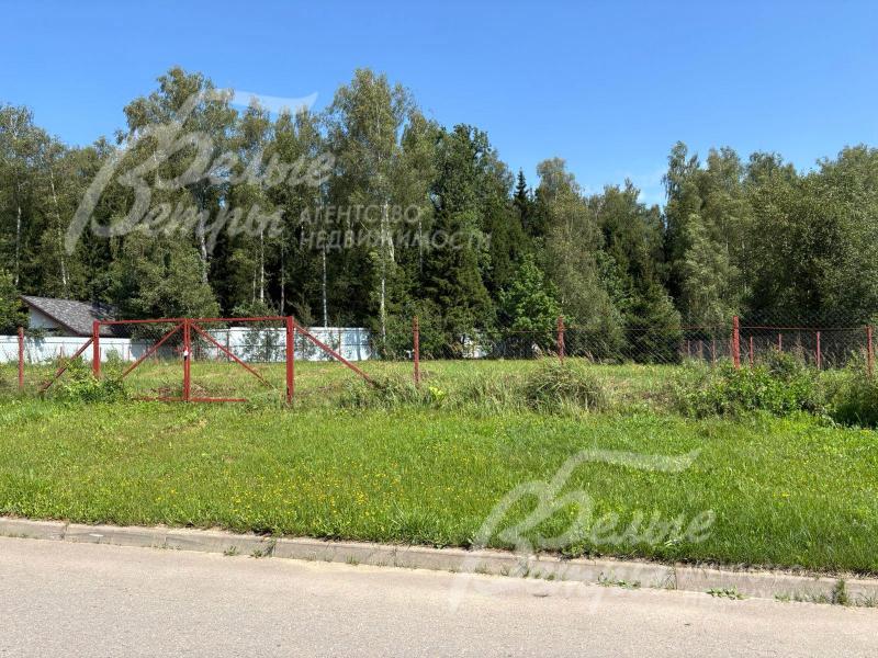 К участку ведёт широкая асфальтированная освещенная дорога