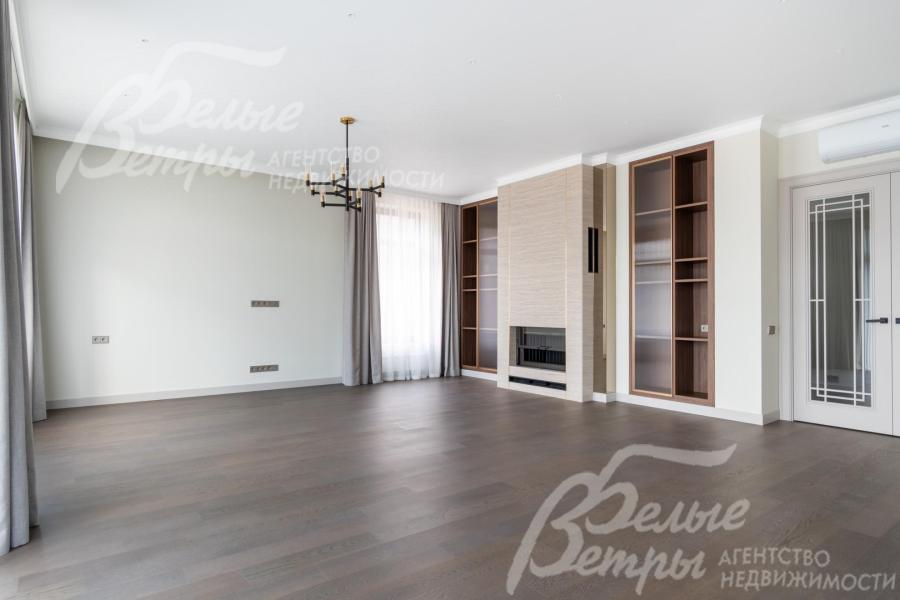 В гостиной панорамные окна и выход на террасу и участок