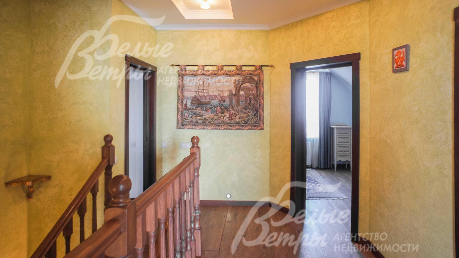 На стенах декоративная штукатурка и обои