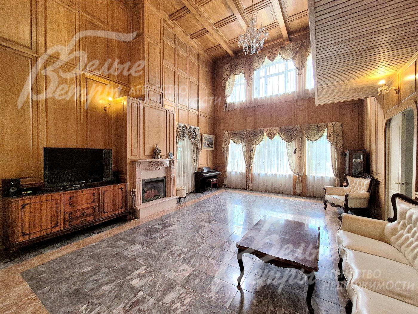 Просторная двухсветная гостиная 41 кв.м с камином.