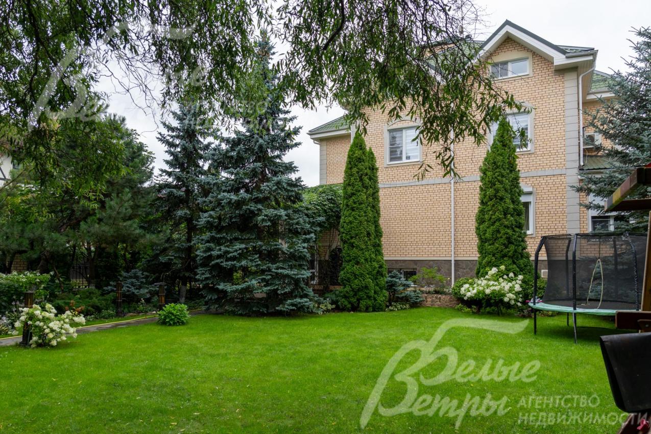 На участке высажены лесные деревья (ели и сосны), плодовые деревья, туи, декоративные кустарники и розы, уложен газон