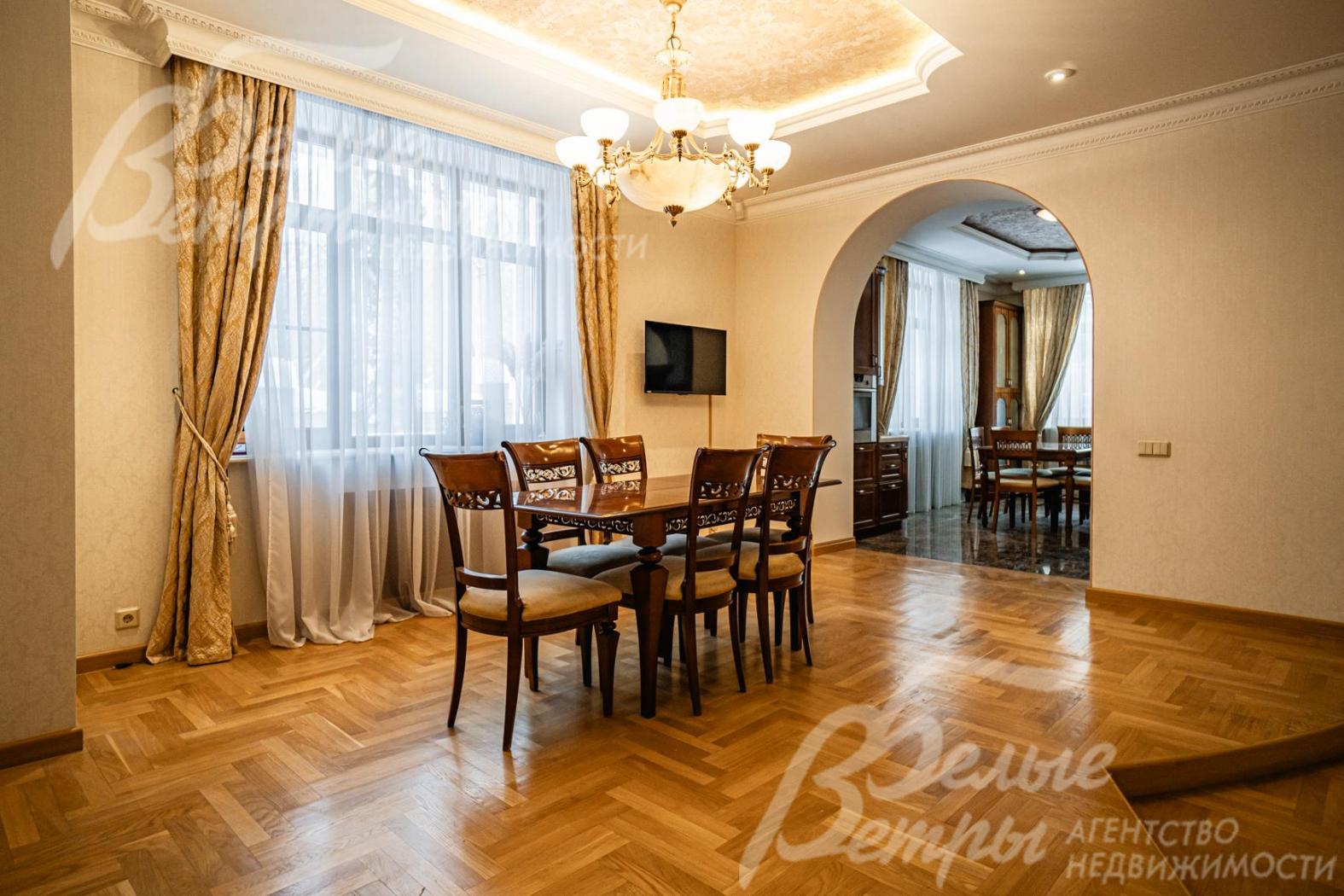 На полу штучный паркет из дуба