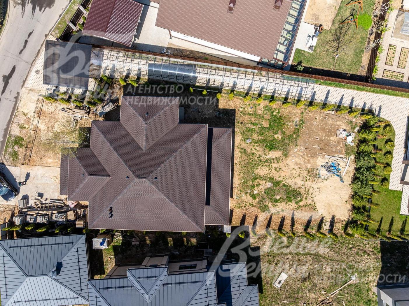 Вид на дом и участок с высоты птичьего полёта