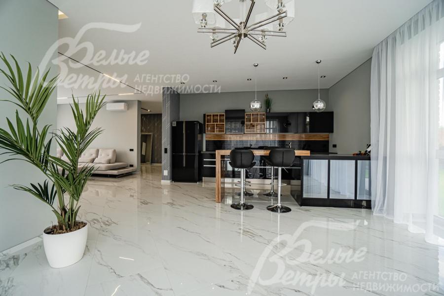 На кухне новая мебель с функциональным островом - стекло от студии Giulia Novars со столешницей - керамика, барная стойка - палисандр 