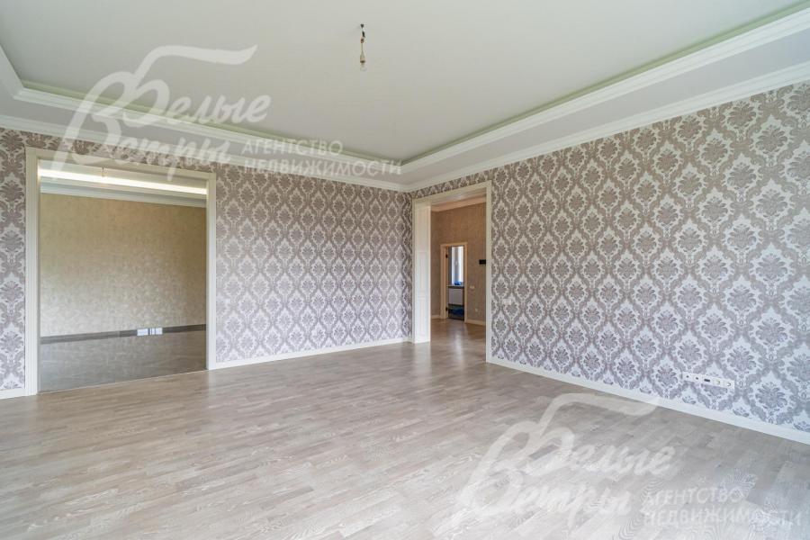 На полу керамогранит с водяным подогревом, паркетная доска Tarkett (дуб)