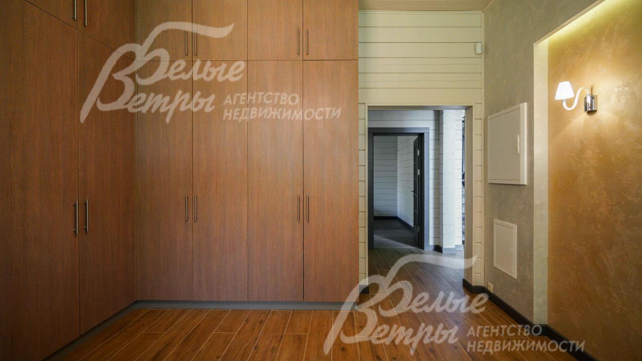 Холл-тамбур 17 кв.м с большим шкафом