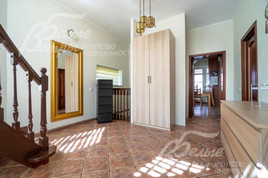 Стены прихожей покрашены, на полу - керамогранит