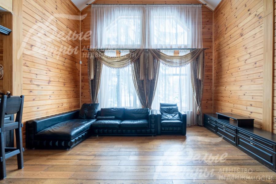 Высота потолка в гостиной - 6 м (с коньком)