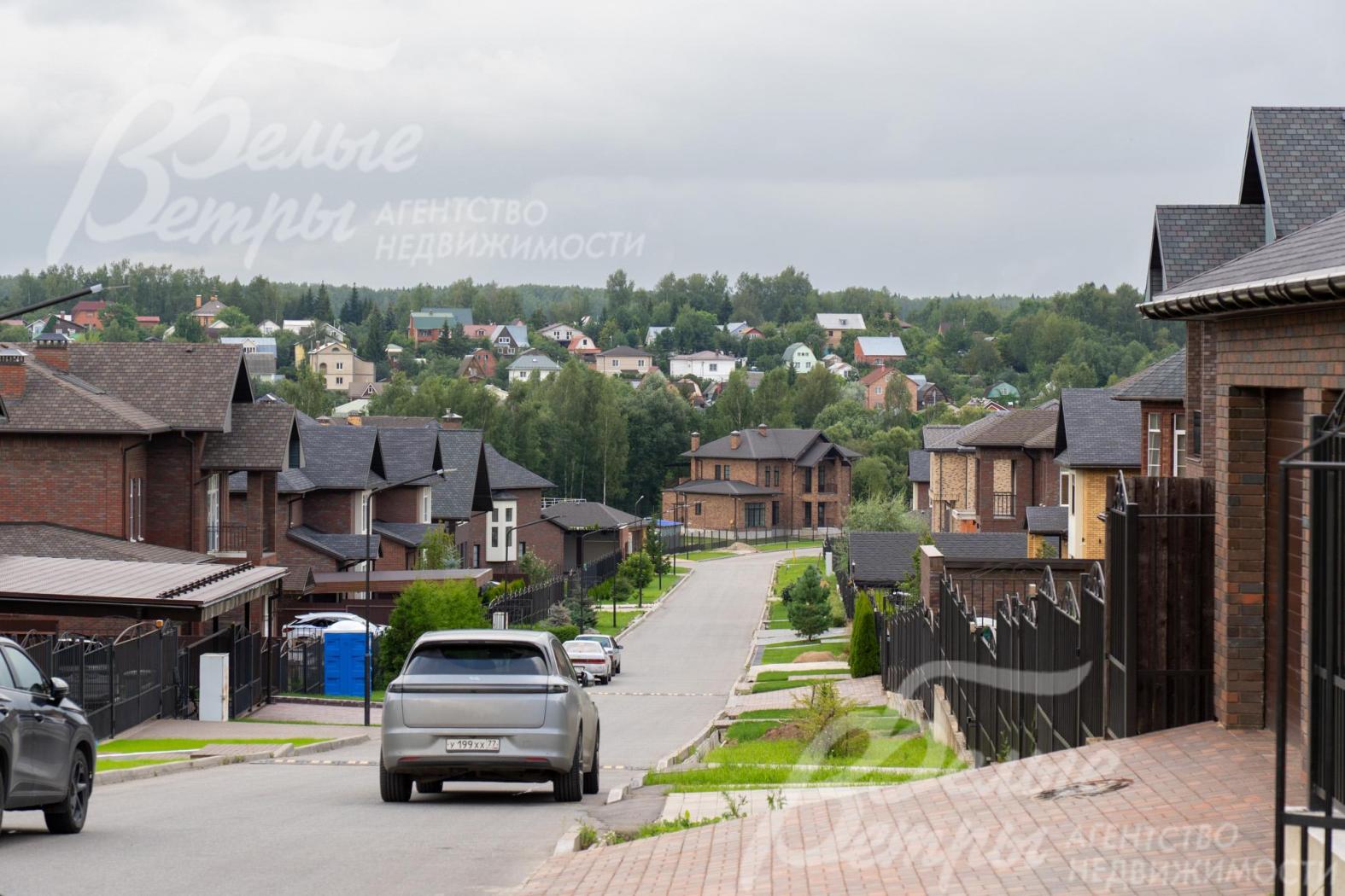 Дом стоит на обжитой улице охраняемого коттеджного посёлка бизнес-класса