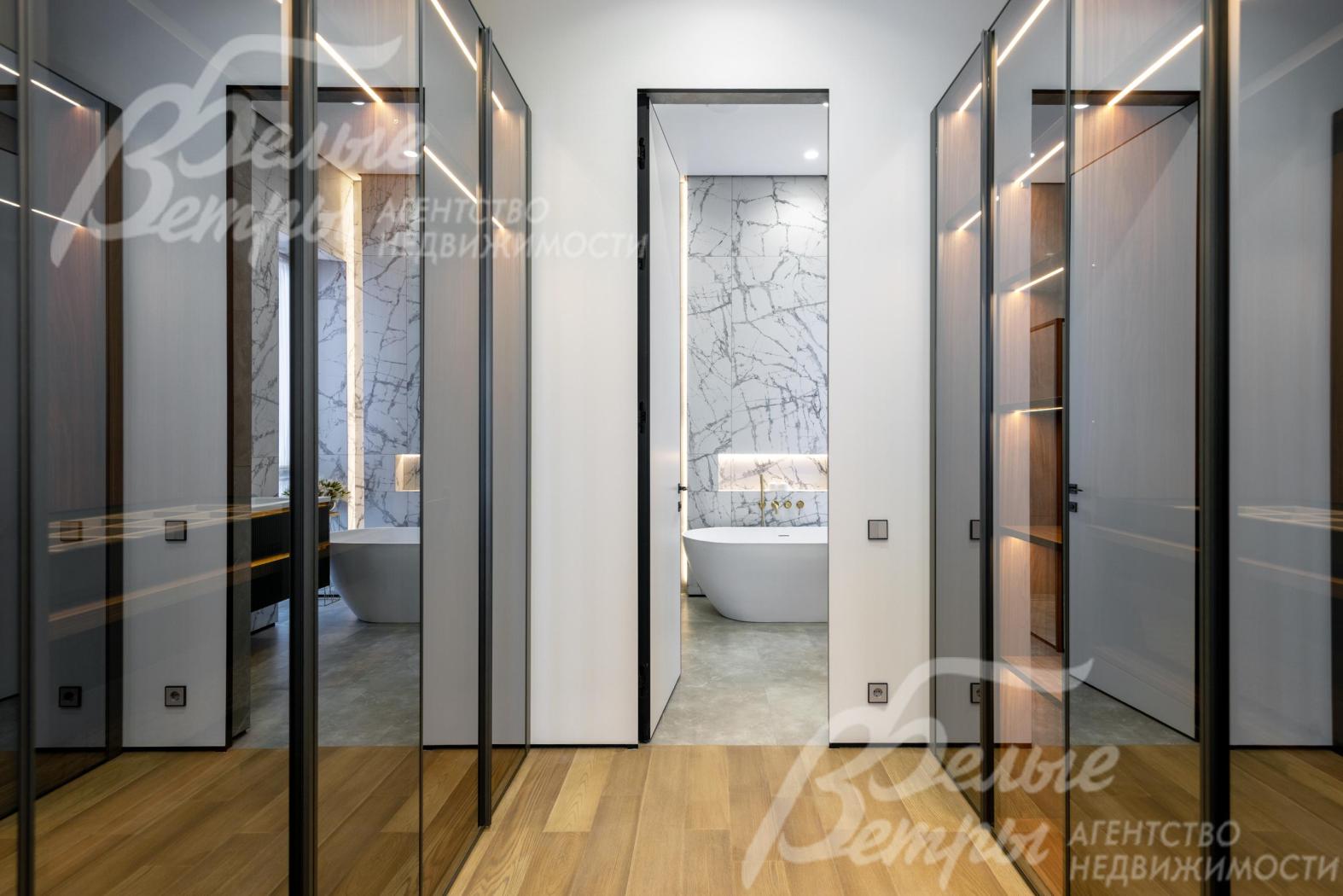 Гардеробная и санузел в мастер-спальне