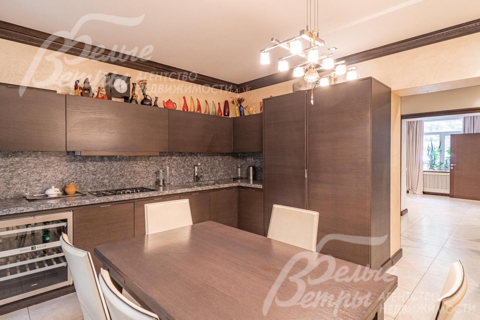 Кухонный гарнитур со встроенной техникой