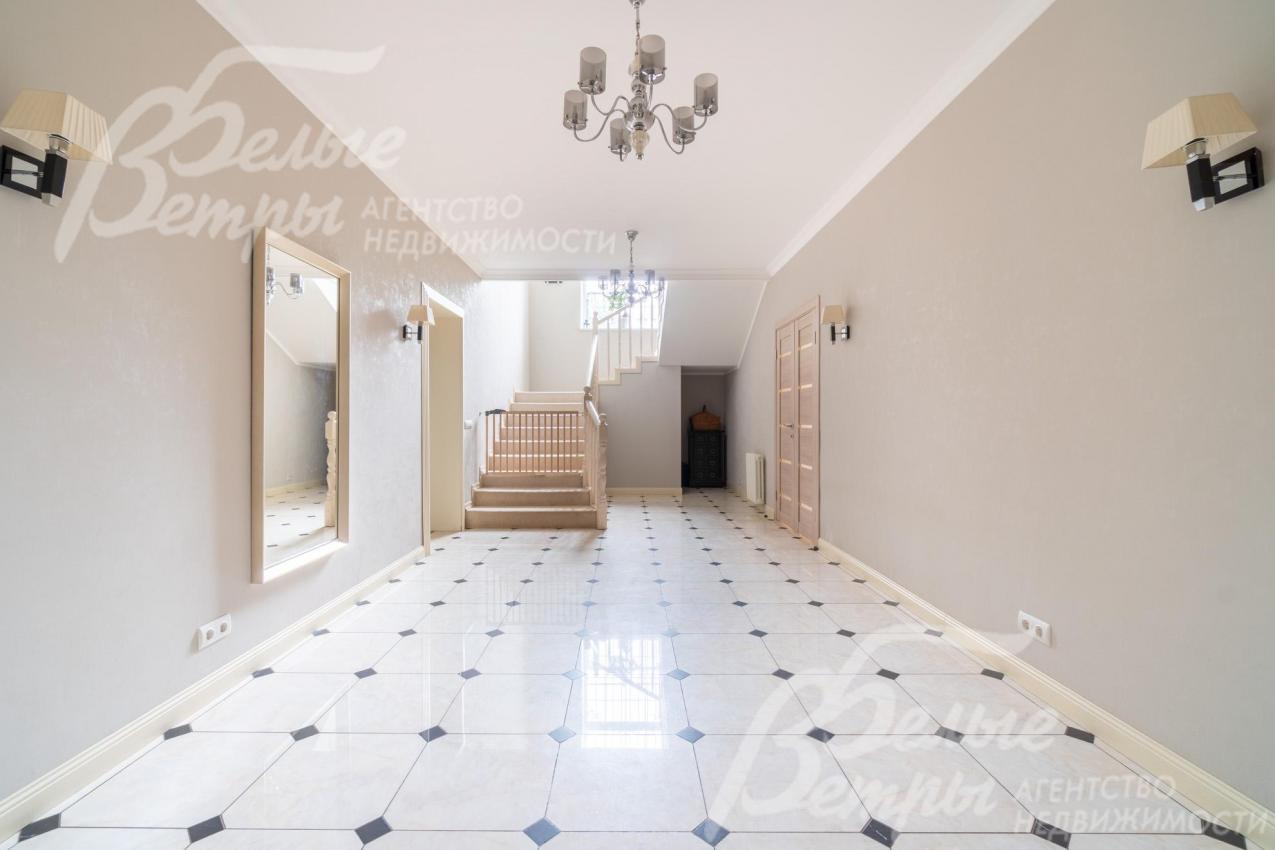 Светлый просторный холл на первом этаже, на полу - керамогранит с водяным подогревом