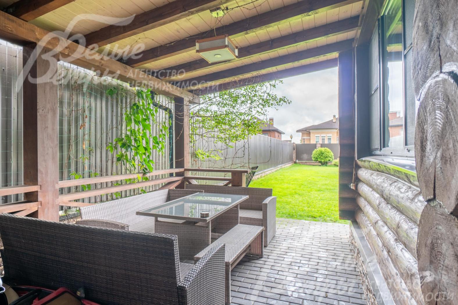 Крытая терраса в бане с садовой мебелью