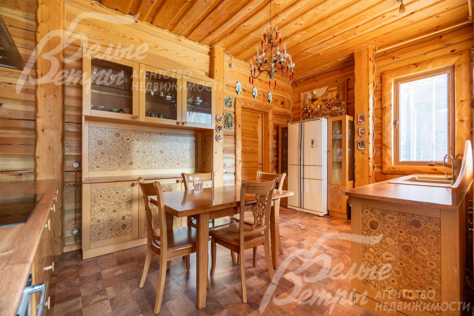 Кухня изготовлена вручную и на специальном оборудовании мастерами-краснодеревщиками 