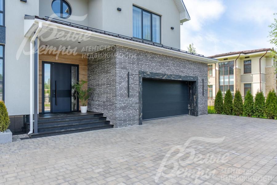 На участке выложена тротуарная плитка на железобетонном основании