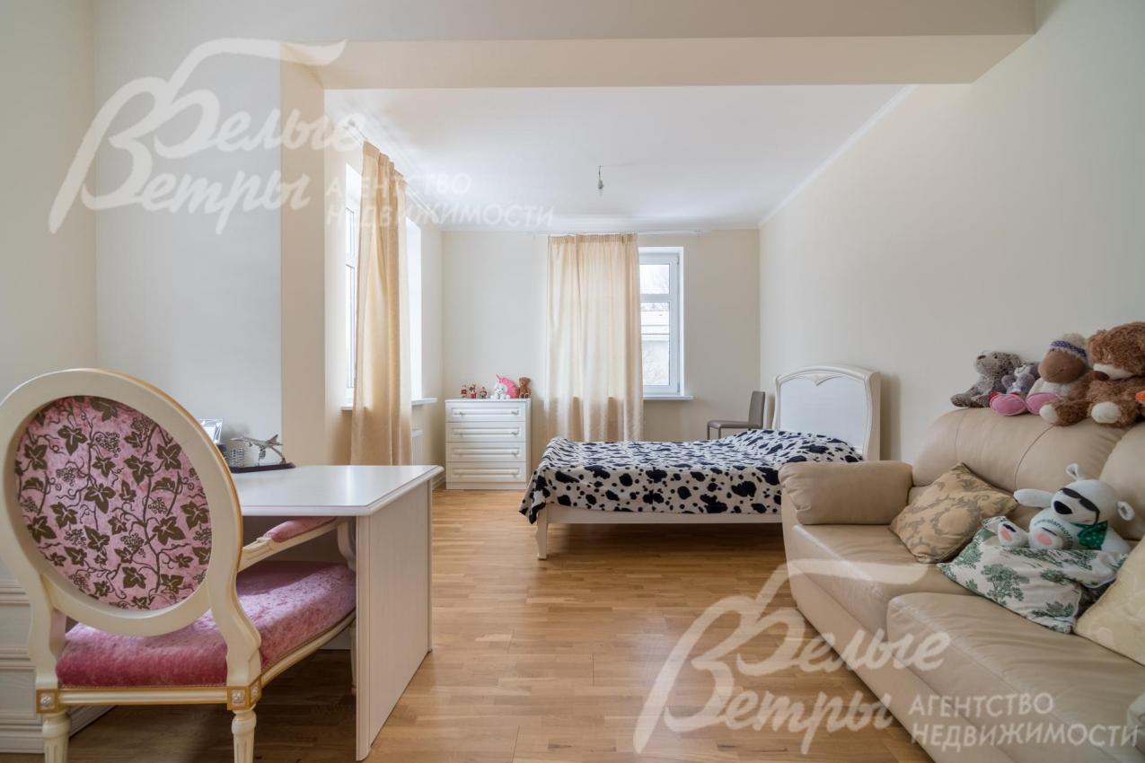 Светлая спальня с рабочей зоной