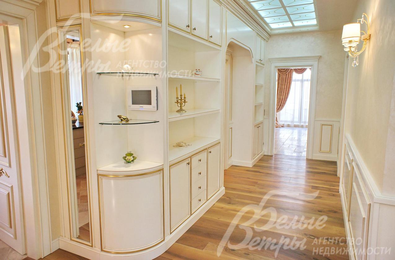 Прихожая со встроенными шкафами