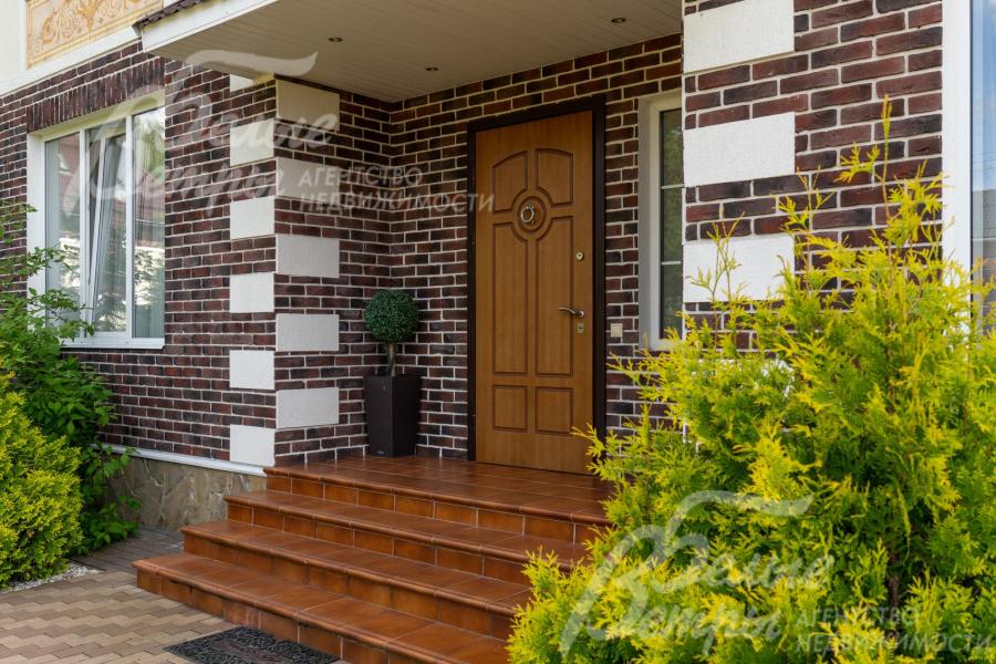 Вход в дом - через крытое крыльцо: отделка крыльца - клинкерной плиткой (цоколя - диким камнем)