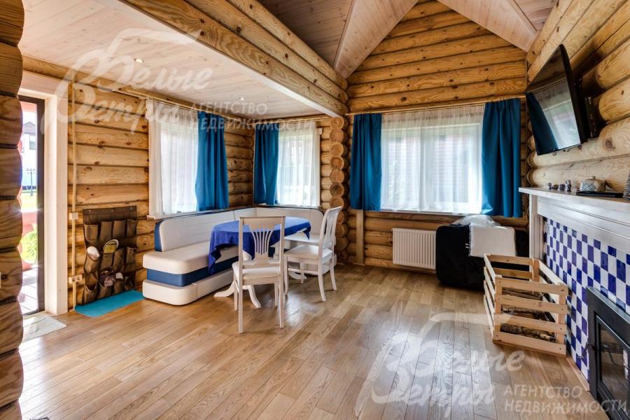 Баня оборудована мебелью