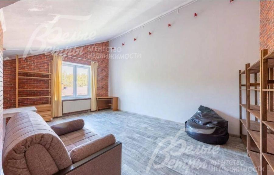 Одна из спален расположена на мансардном этаже, оформлена с элементами стиля лофт