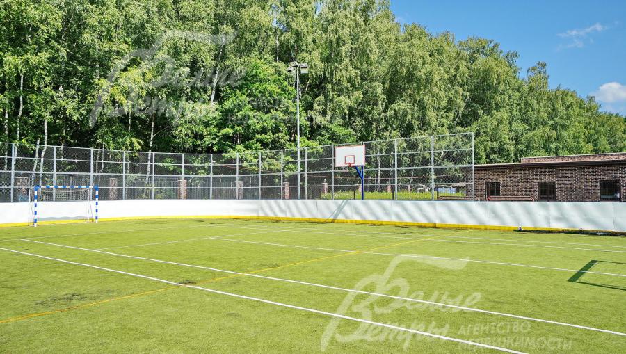 Игровое поле, зимой - каток 