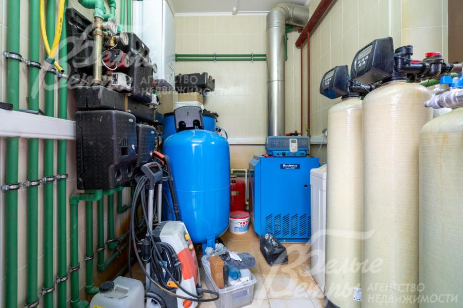 В котельной на первом этаже: котёл и бойлер Buderus, многоступенчатая система очистки воды