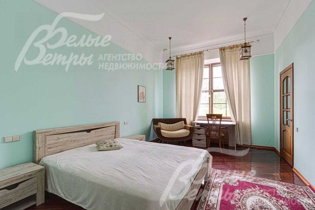 Мастер-спальня меблирована спальным гарнитуром