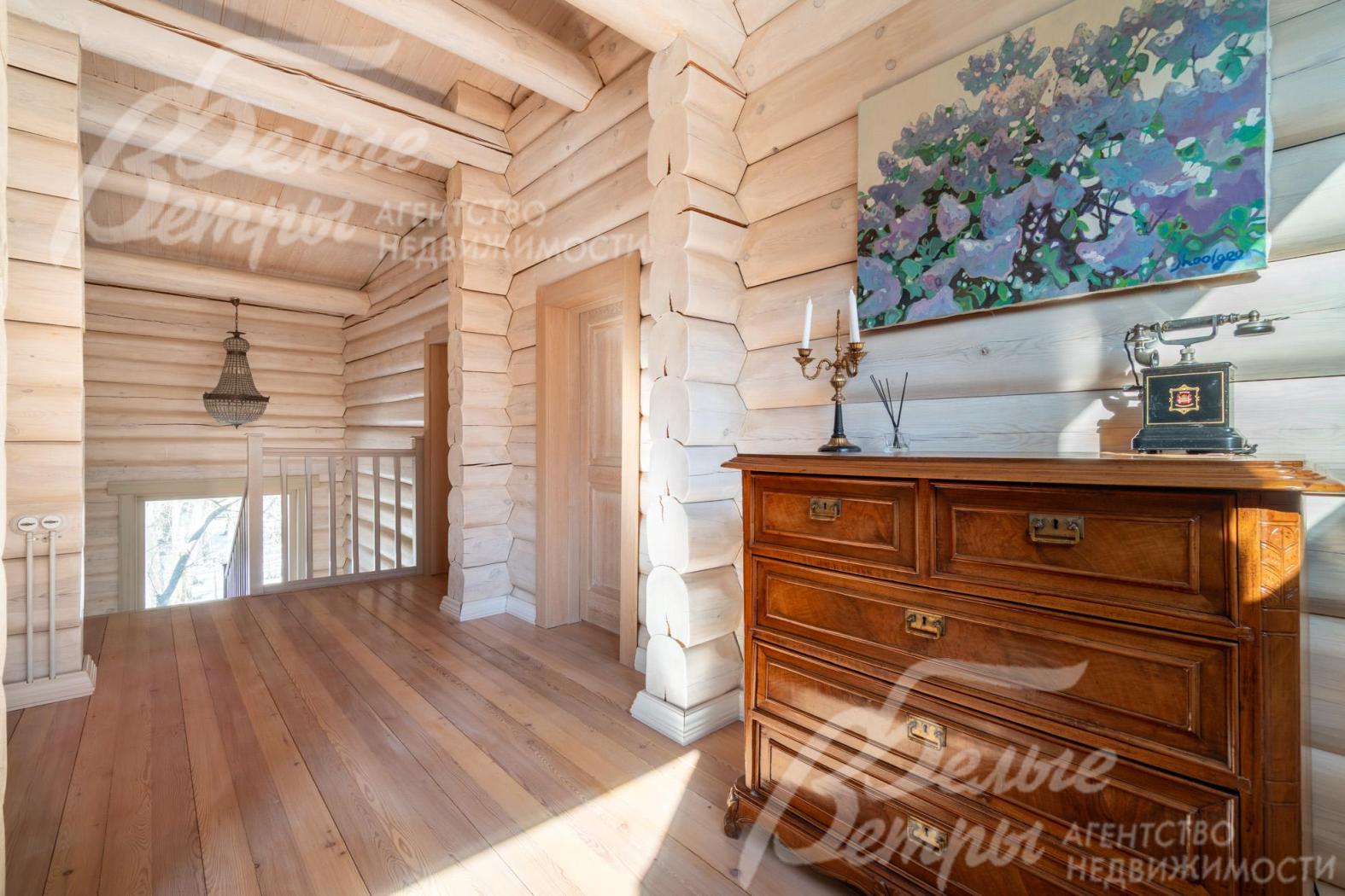 Холл 2-го этажа с антикварной мебелью