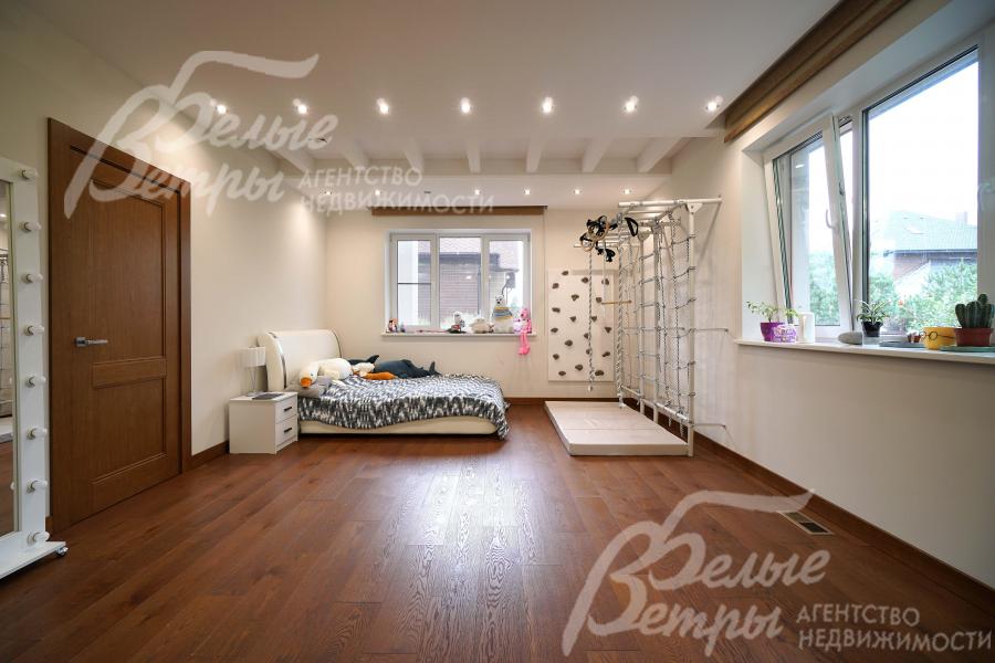 Танцевальный зал: часть помещения отведена под спальню