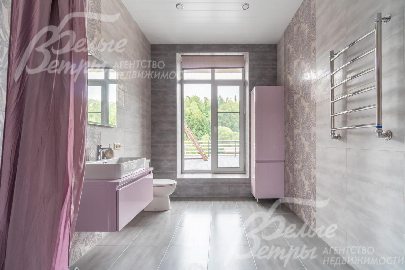 Санузел на втором этаже, оформленный в нежных серо-сиреневых оттенках