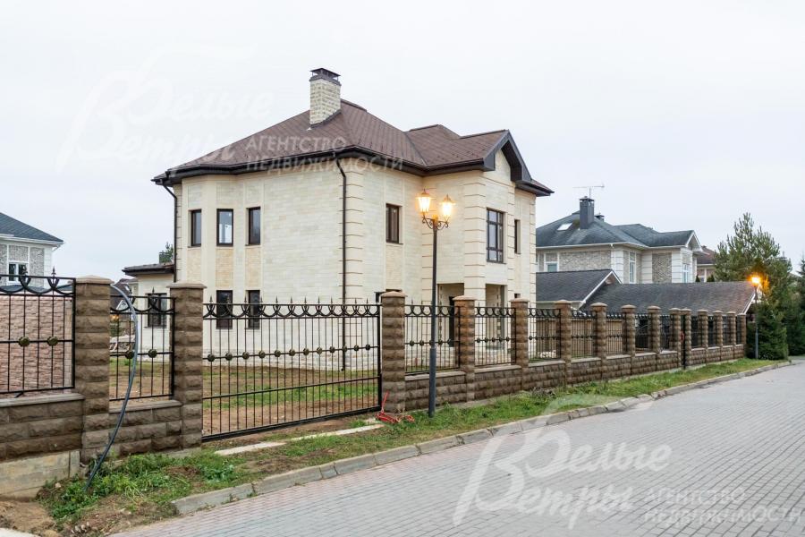 Дом находится в престижном коттеджном посёлке бизнес‑класса с центральными коммуникациями