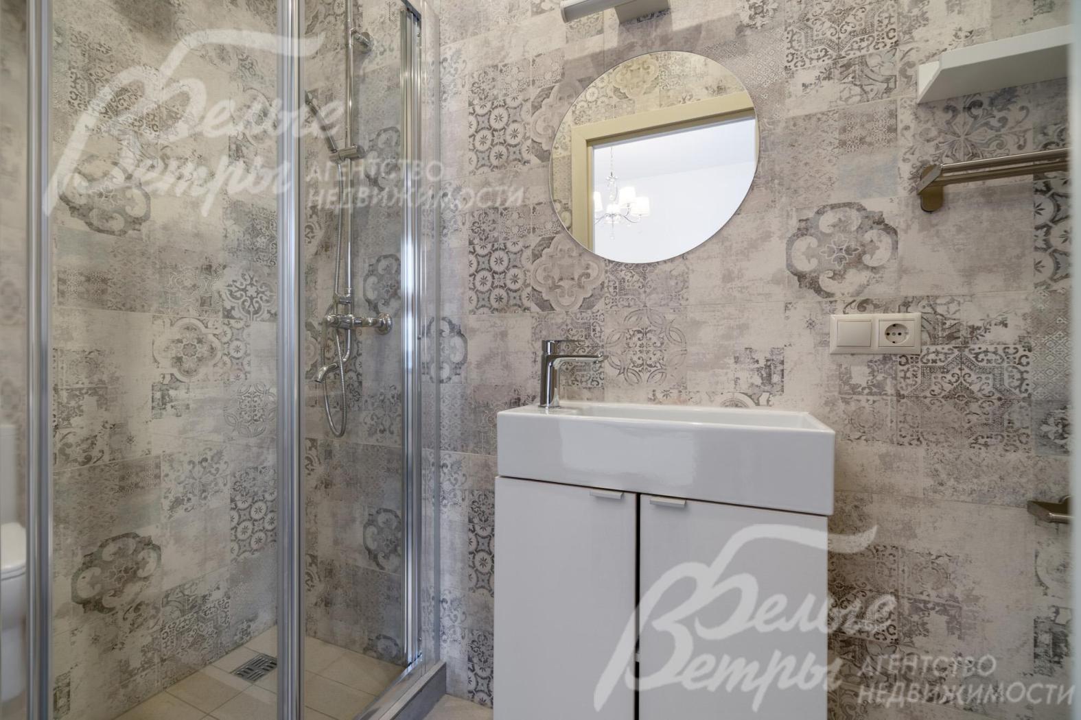 При одной их спален на втором этаже - собственный санузел с душевой