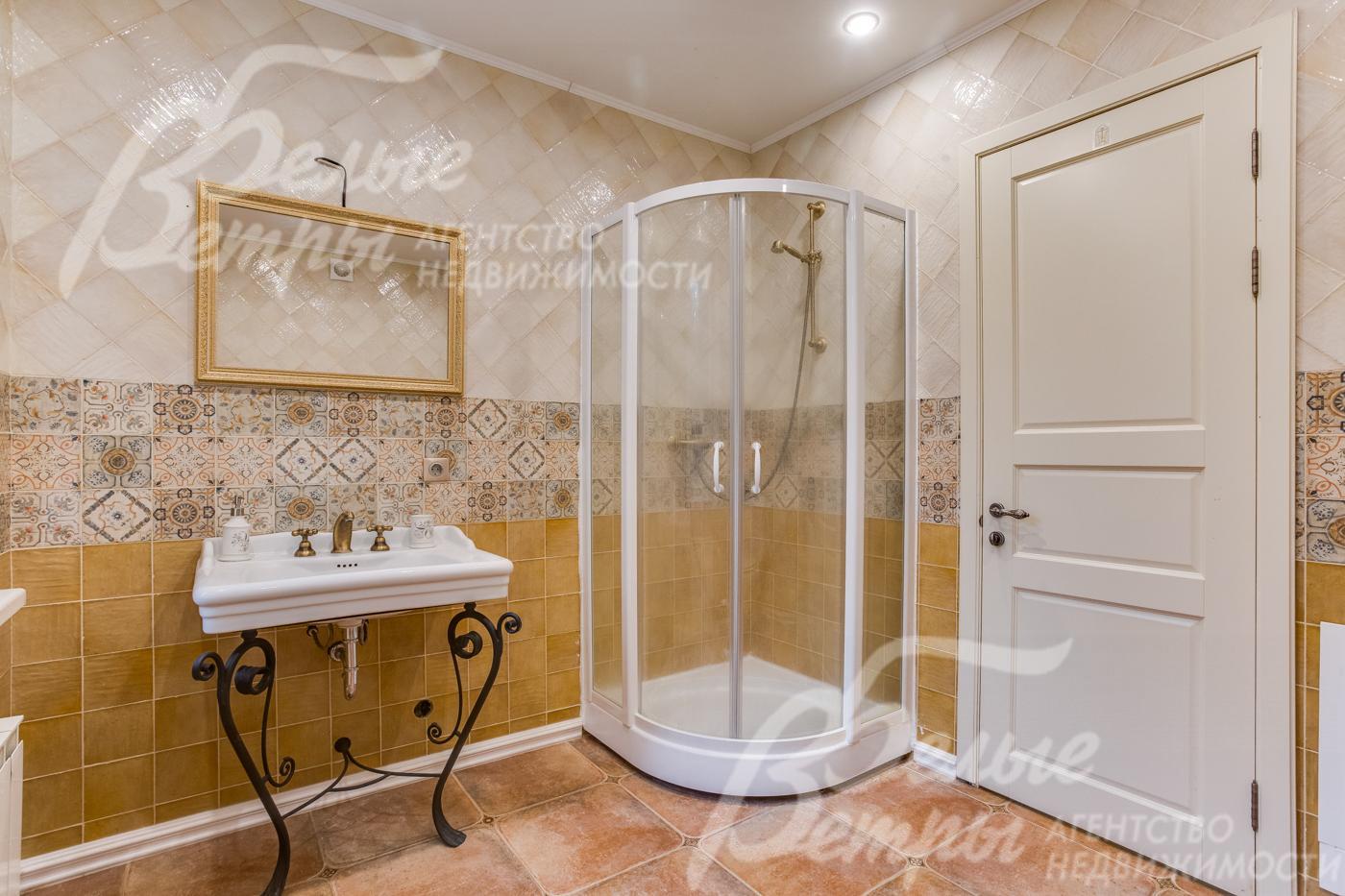 Санузел с душевой кабиной