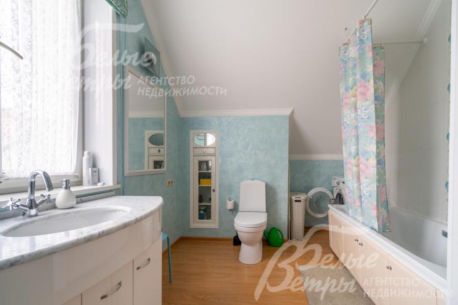 Санузел на втором этаже с ванной