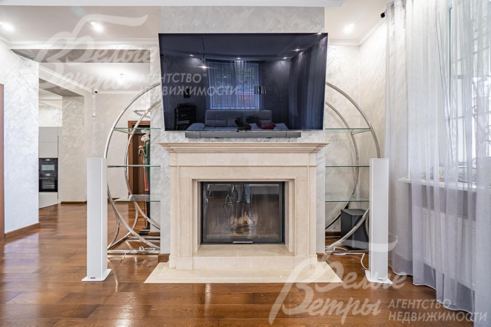 Камин с топкой гильотинного типа (Германия), портал из итальянского мрамора Carrara