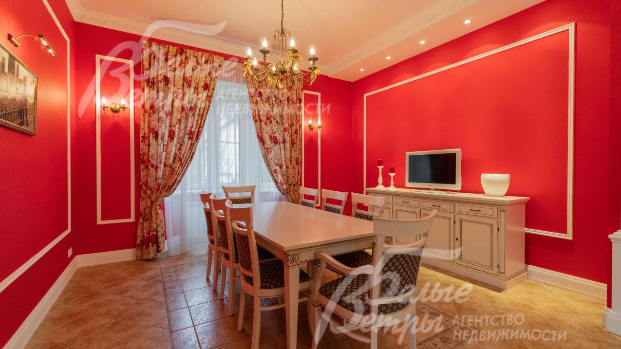 В доме дорогая мебель европейских марок в классическом стиле