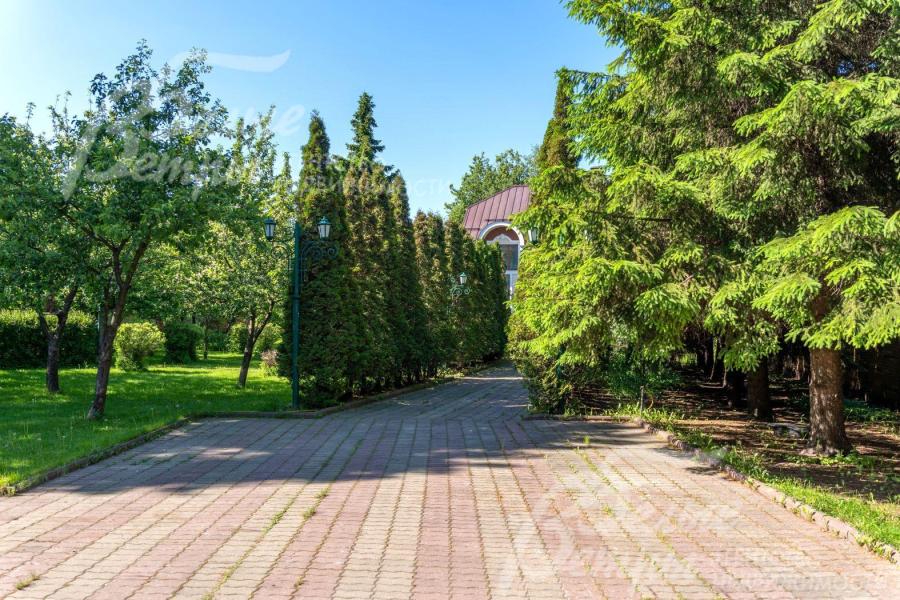 Просторная парковка на 8-10 машин перед домом