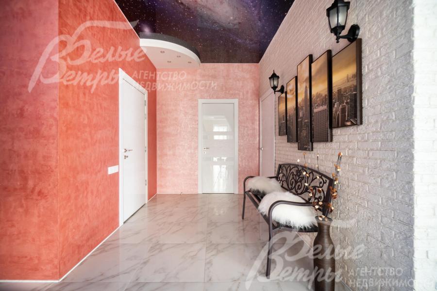 Холл первого этажа. Полы - из керамогранита Marazzi (Италия), на потолке - имитация космического пространства 