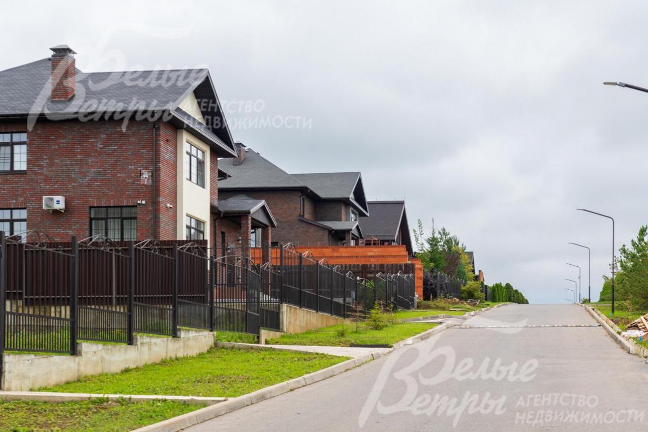 Широкие освещенные асфальтированные дороги в поселке Ильичевка