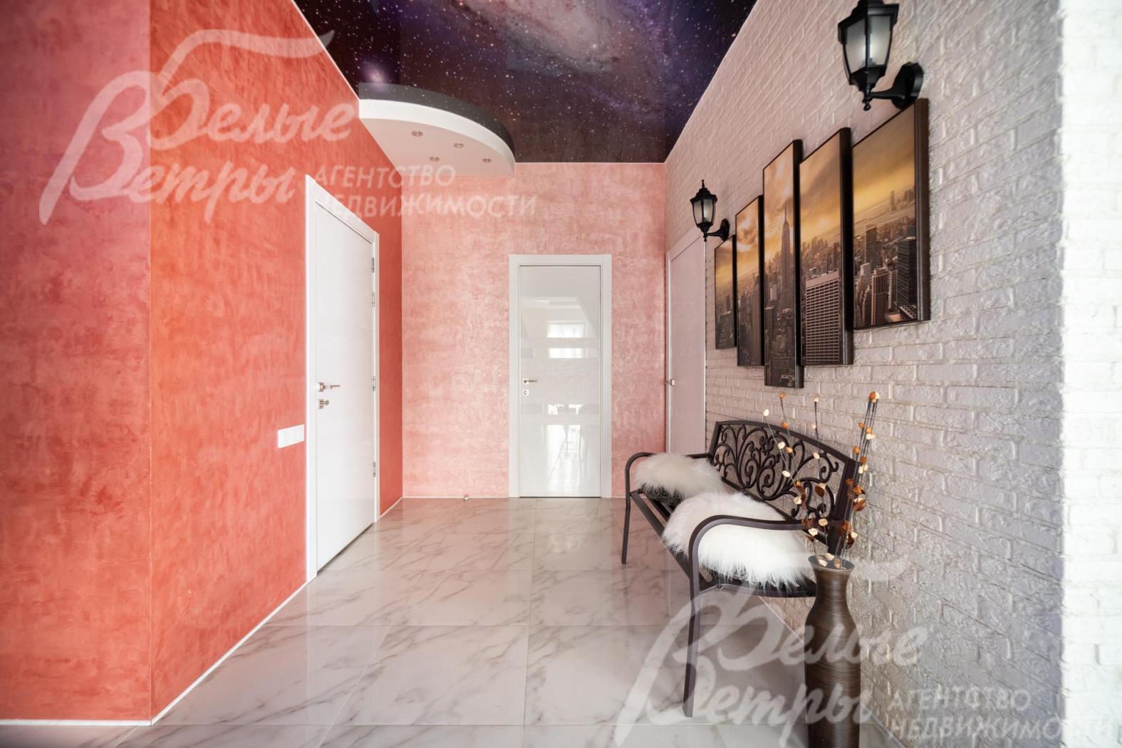 Холл первого этажа. Полы - из керамогранита Marazzi (Италия), на потолке - имитация космического пространства 