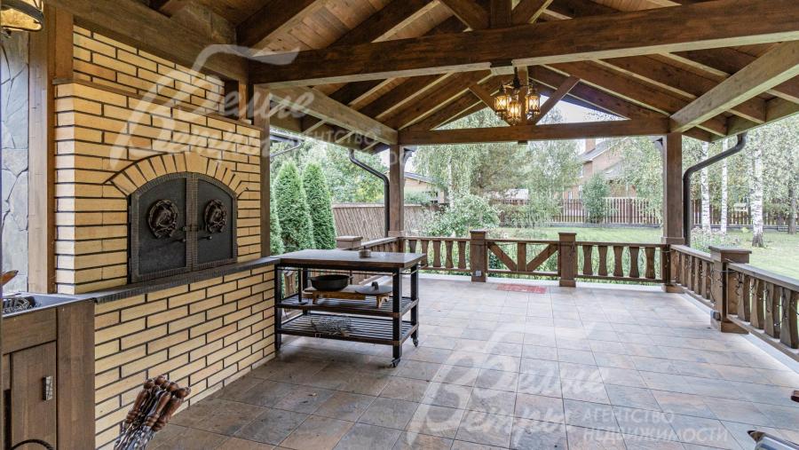 На крытой террасе зона барбекю с многофункциональной печью