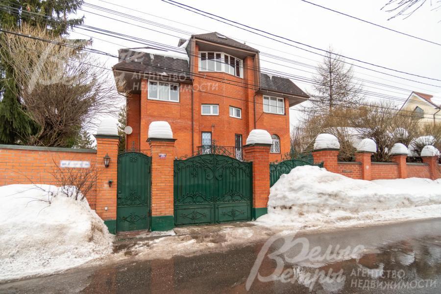 Кирпичный меблированный дом в классическом стиле с четырьмя жилыми этажами