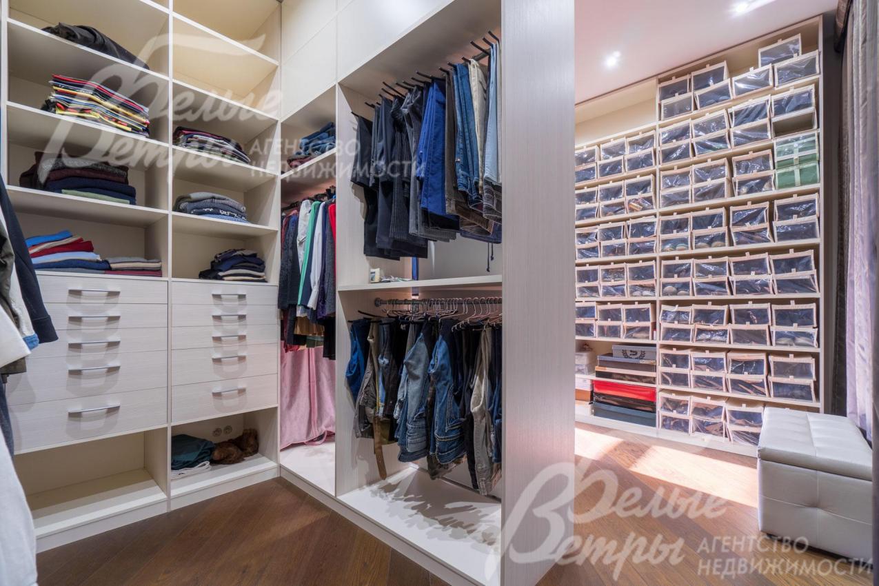 Функциональная просторная гардеробная на втором этаже