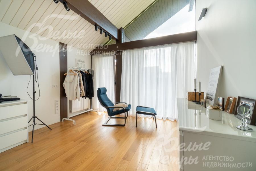 Одна из комнат (спален) на втором этаже