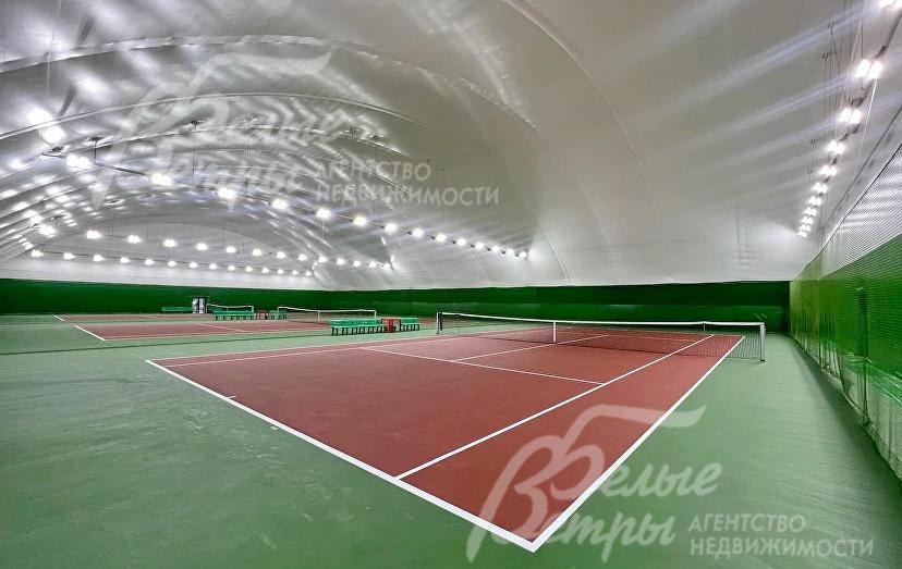 Теннисный корт в коттеджном поселке Цветочный