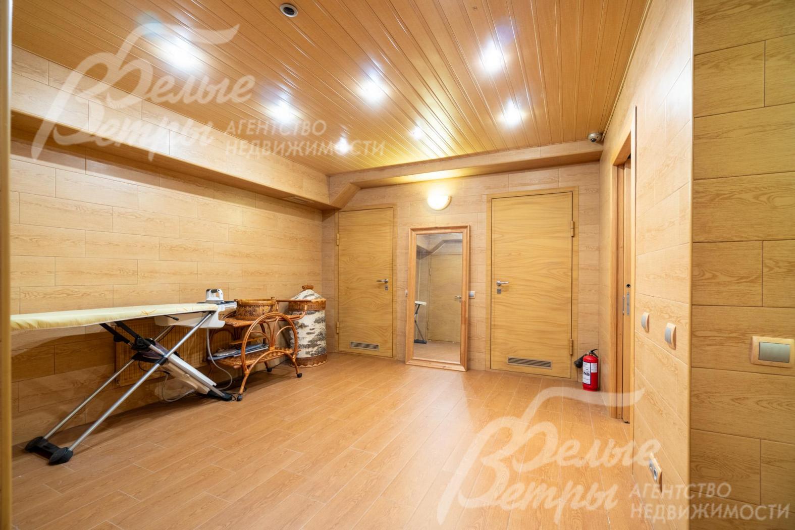 На цокольном этаже - множество кладовых, большая гардеробная и постирочная