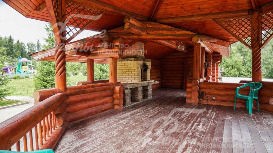 Беседка барбекю на берегу пруда