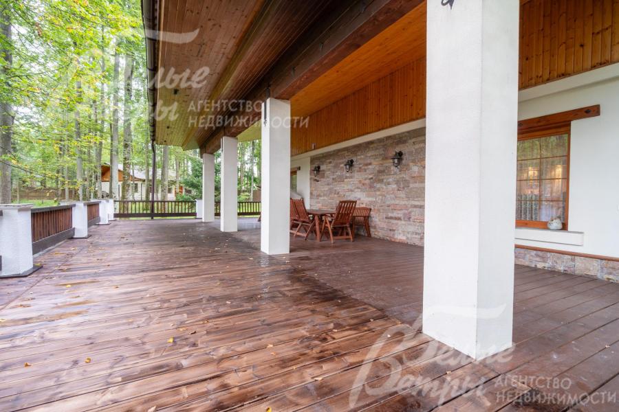 Терраса освещается, есть зона для гриля