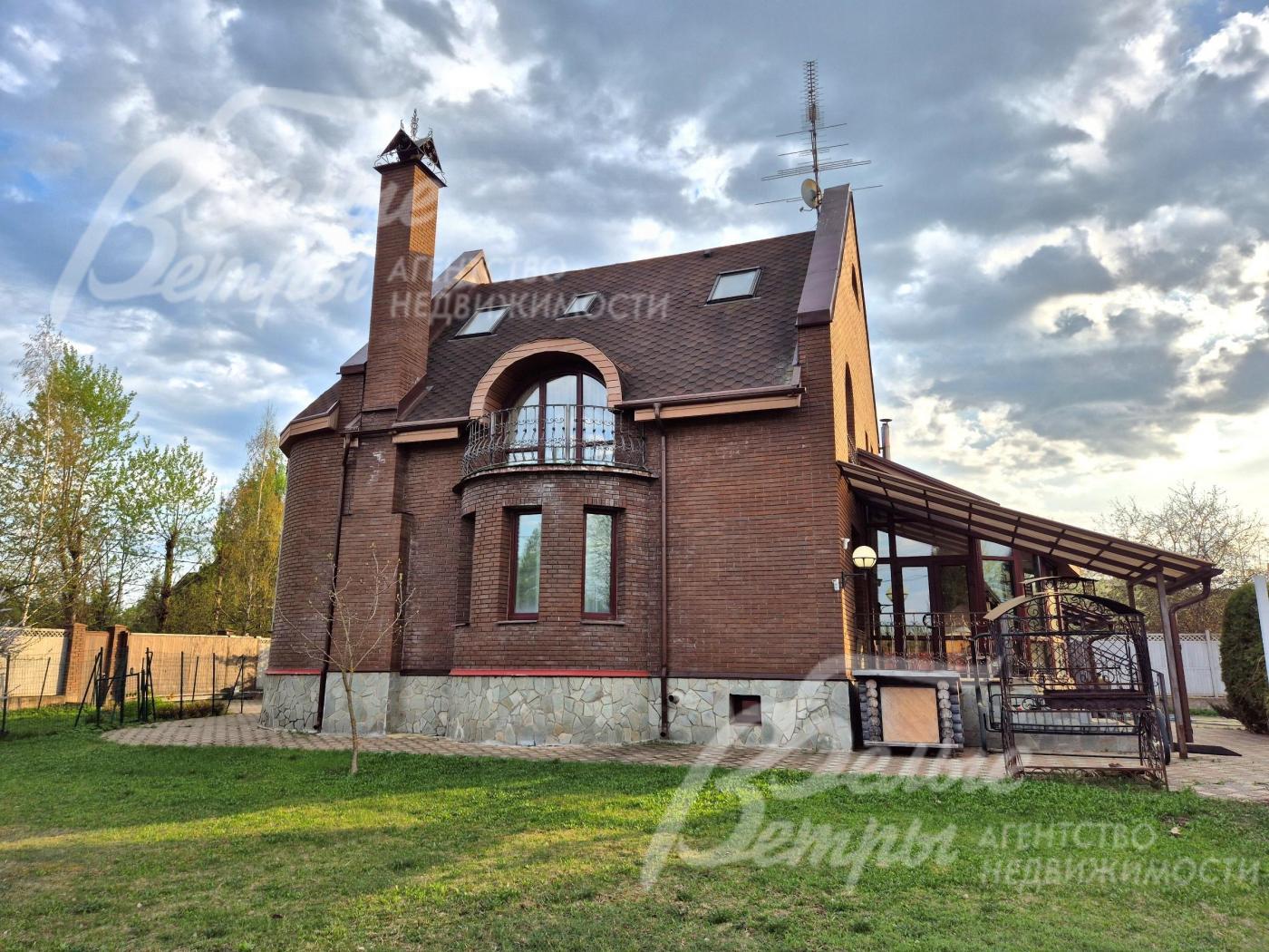 Просторный участок с газоном