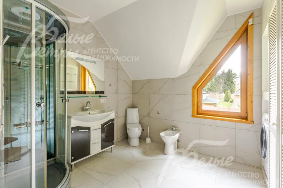 Санузел на втором этаже с окном, душевой, плиткой под мрамор с тёплым полом